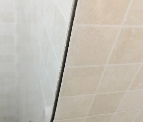 瀍河瓷砖空鼓维修公司分享阳台瓷砖脱落的修复过程可以分为以下几个步骤